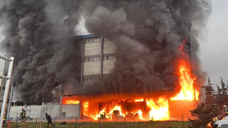 Trabzon'da fındık fabrikasında yangın: Üç kişi hastaneye kaldırıldı