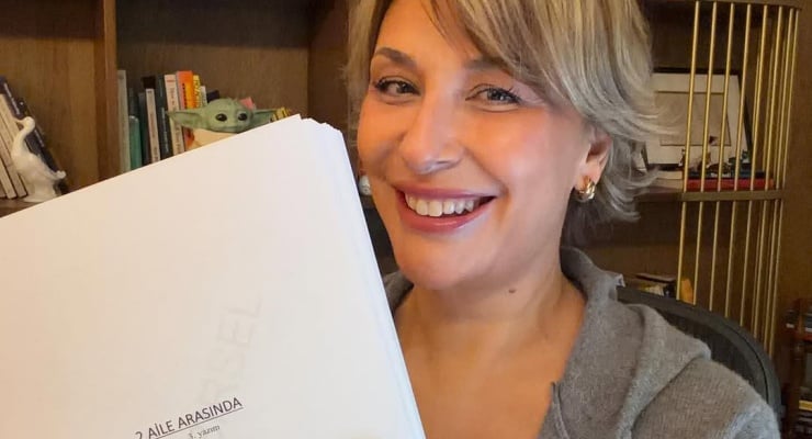 Gülse Birsel duyurdu: '2 Aile Arasında'nın senaryosu hazır