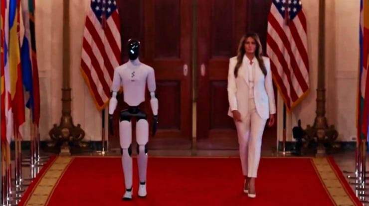 Melania Trump Beyaz Saray zirvesinde insansı robotla yürüdü