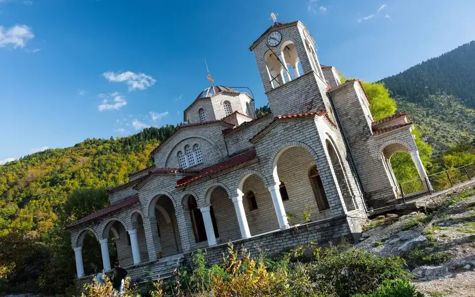 17 derece eğimli kilise: Ziyaretçilerin başını döndürüyor
