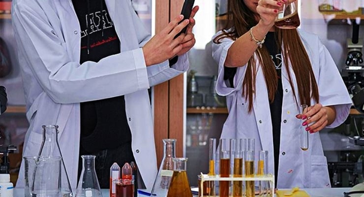 Fen lisesinin kimya deneyinde patlama: Dört öğrenci yaralandı