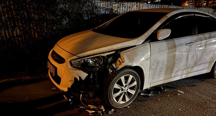 Arnavutköy'de bir at arabası iki araca çarptı