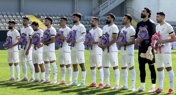 İran milli takımı, savaşı okul çantalarıyla protesto etti