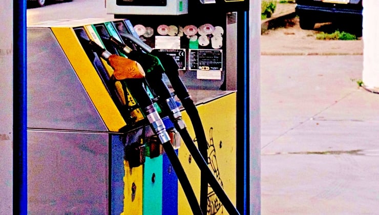 Avustralya akaryakıt vergisini yüzde 50 indirdi