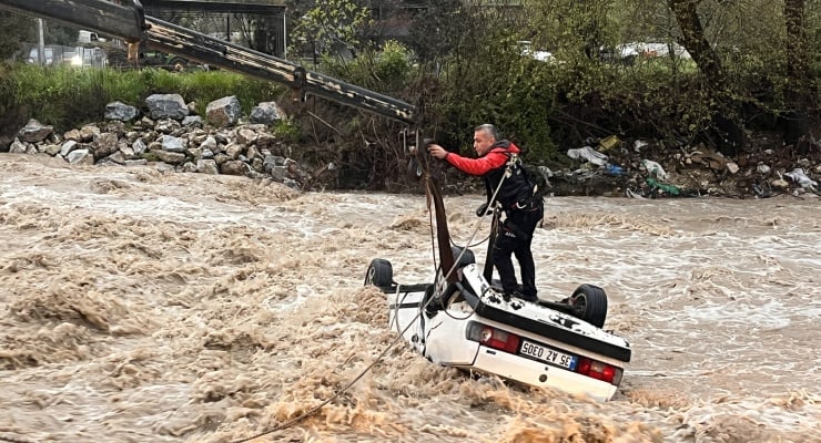 Muğla'da sele kapılan araçtaki bir kişi hayatını kaybetti