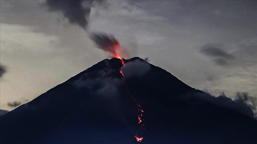 Semeru Yanardağı dört kez patladı