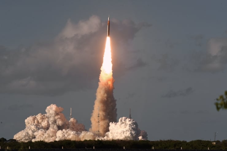 NASA Orion uzay aracını Ay'a fırlattı