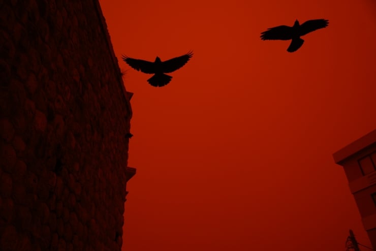 Girit Adası'nda çöl tozu: Gökyüzü kırmızıya büründü