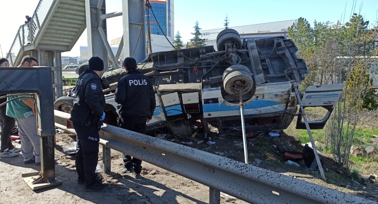 Ankara'da yolcu otobüsü, üst geçidin ayağına çarptı: Beş ölü 14 yaralı