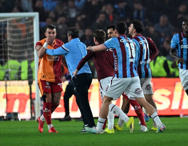 Trabzonspor: Abdülkerim Bardakcı 'Kaç yaşındasın lan' diyerek oyuncumuza sataştı