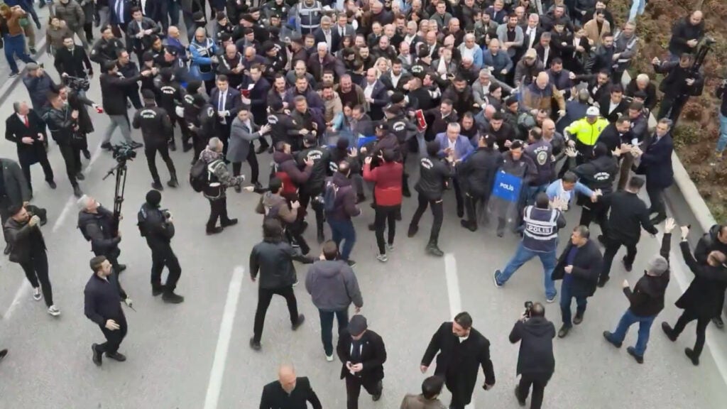 CHP'lilerin Bursa yürüyüşüne polis müdahalesi