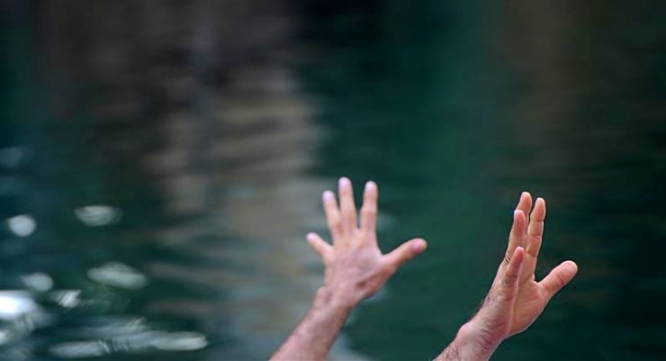 Vaftiz edilirken boğularak ölen adam: Papaz 'ağır ihmal'den yargılanacak