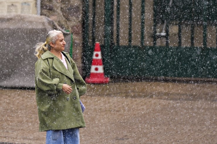 Ankara'da nisanda kar yağışı
