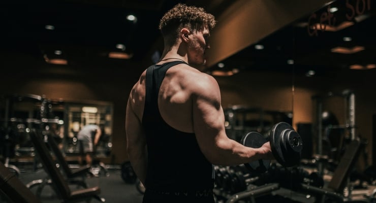 Uzman görüşü: Testosteron daha hızlı kas gelişimi anlamına gelmiyor