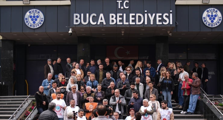 İzmir'de iki belediyede memurlar iş bıraktı: 'Krizin sorumlusu emekçiler değil'