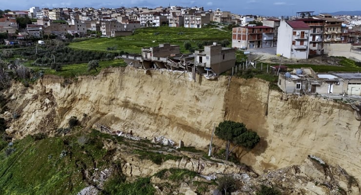 O sırada İtalya: Toprak kaydı, 13 yetkiliye soruşturma