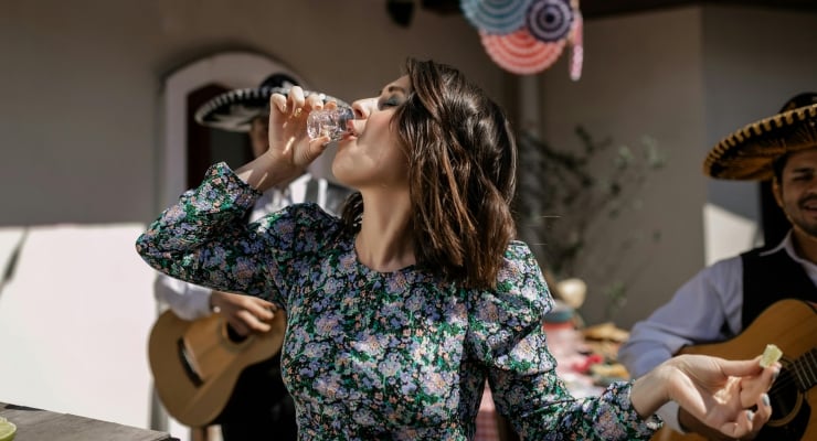 14 kadeh tekila ikram edilen kadına 220 bin sterlin tazminat ödenecek