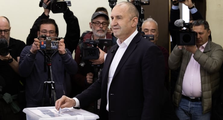 Bulgaristan sandığa gitti: Eski cumhurbaşkanı Radev büyük farkla galip