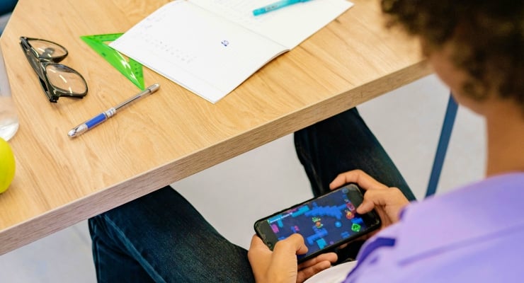 Britanya okullara cep telefonu yasağı getiriyor