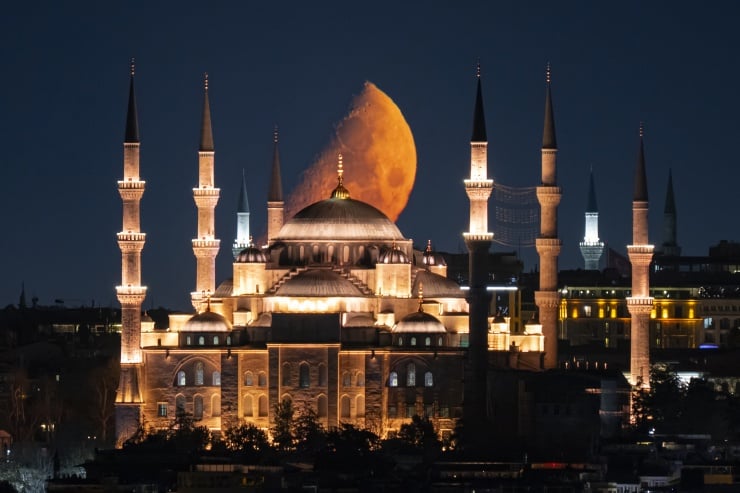 İstanbul'da dün gece yarım ay görüldü