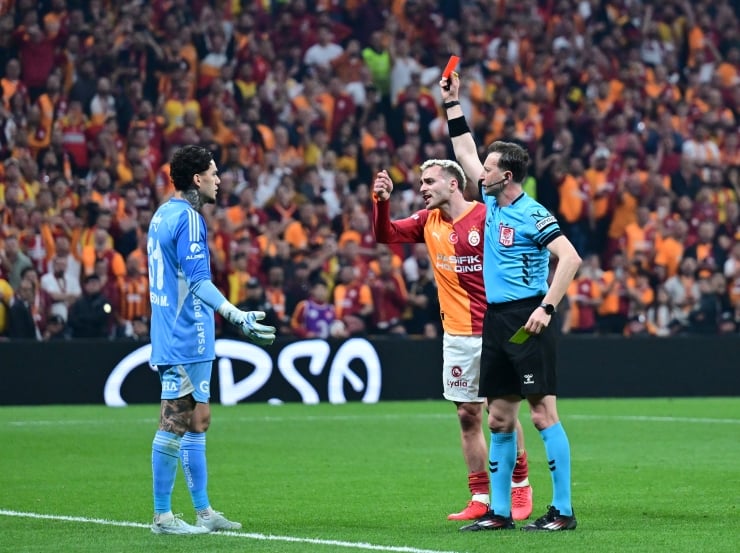 Ederson, Barış Alper Yılmaz ve hakem Yasin Kol. Fotoğraf: AA