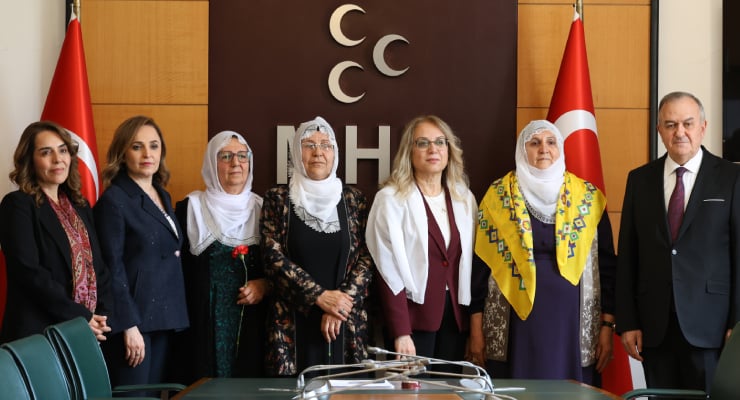 'Barış Anneleri'nden MHP'ye ziyaret: Bahçeli'ye beyaz tülbent hediyesi