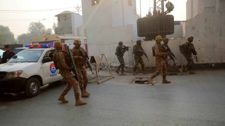 Pakistan'da intihar saldırısı: 15 polis öldü