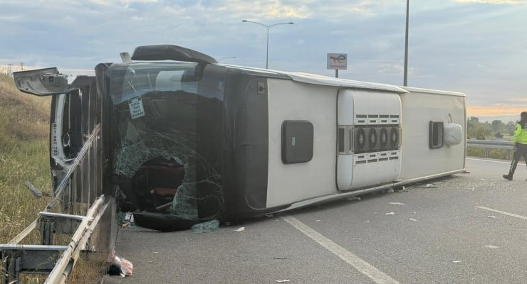 Balıkesir'de yolcu otobüsü devrildi: 25 kişi yaralandı