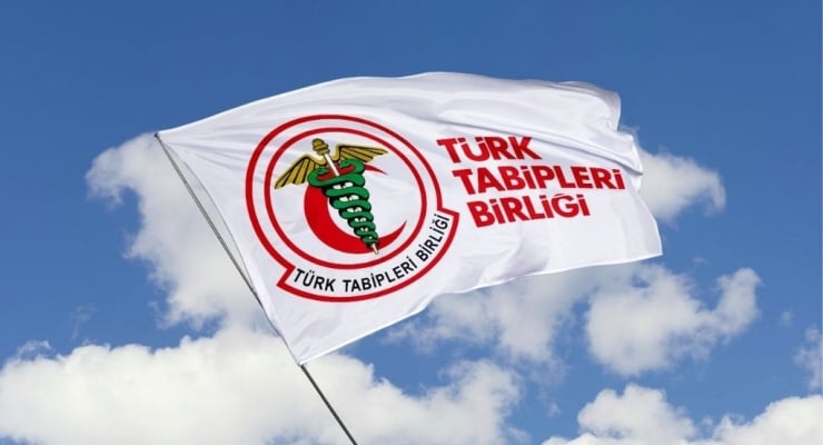 Flag waving in a blue sky featuring the Turkish Medical Association logo and the text Türk Tabipleri Birliği (Türk Tabipleri Birliği).