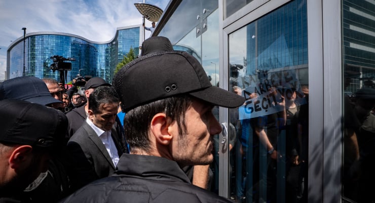 Polis CHP Genel Merkezi'ne girdi: Biber gazlı müdahale