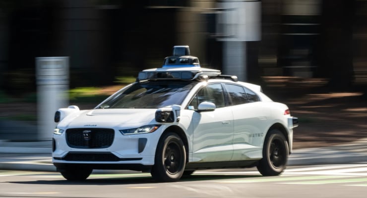 Robotaksi dereye sürüklendi: Waymo binlerce aracını geri çağırdı