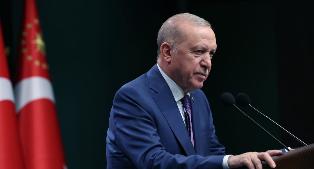Erdoğan: Kurultay salonlarından mahkeme koridorlarına taşan bu siyasi mücadelenin hiçbir yerinde yokuz