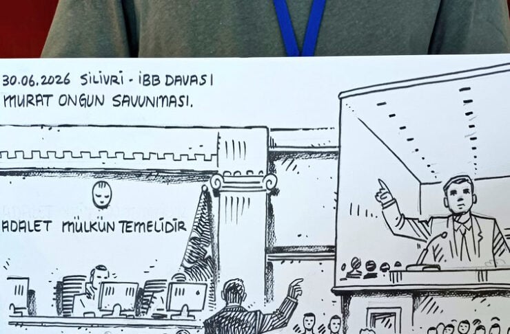 Sketch of a courtroom scene: a man stands with one arm raised facing the audience, a large screen shows a speaker, and readers sit in rows; wall text reads 'ADALET MÜLKÜN TEMELİDİR' with a date in the corner.