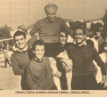 Black-and-white photo of a group of men posing together after a penalty shootout, one man carried on shoulders; caption reads 'PENALTI SONRA ORHAN KEMAL OMUZLARDA...'