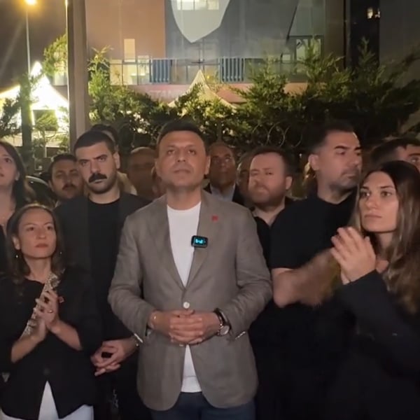 CHP İstanbul il binasına polis girdi: İmamoğlu pankartı indirildi