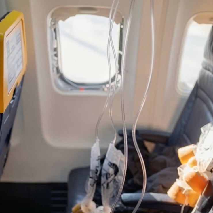 Ryanair uçağında pencere patladı: Dışarı sürüklenen yolcuyu eşi kurtardı