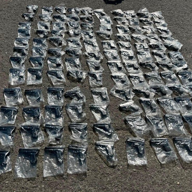 Yolcu otobüsünün gizli bölmesinden 120 tabanca çıktı