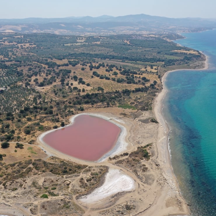Çanakkale'deki 'Kalpli Göl' pembeye döndü