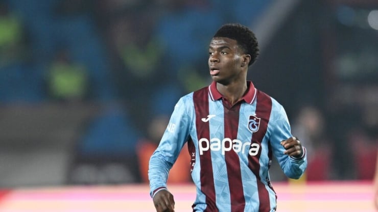 Footballer in a blue and maroon striped jersey with 'papara' sponsor, standing on the pitch during a match.