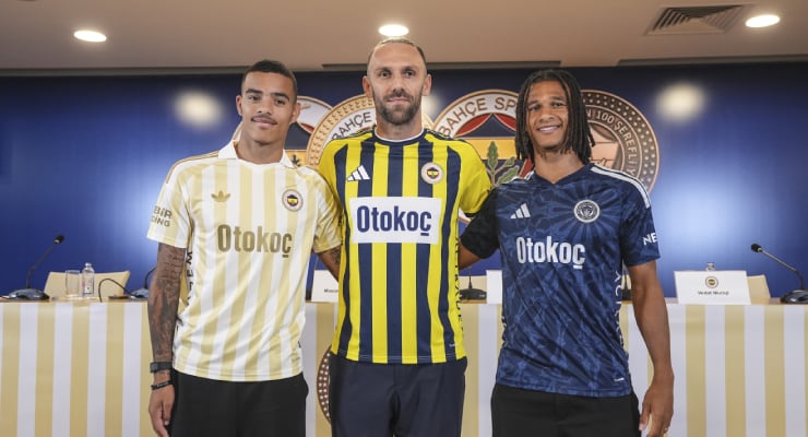 Three men in Otokoc-sponsored football jerseys stand together at a press conference, with a club crest backdrop.