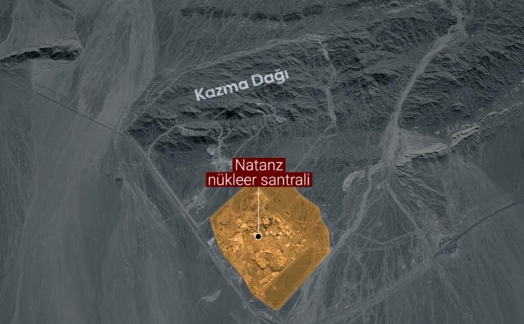 Uydu haritasında Natanz nükleer santrali, çevresi turuncu alanla vurgulanmış ve konumu kırmızı etiketle gösteriliyor.