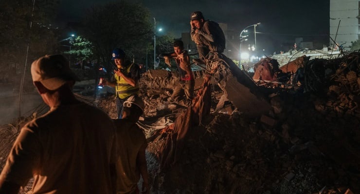 Venezuelalılar depremin enkazıyla pençeleşiyor