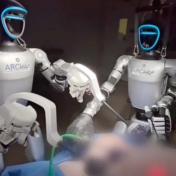 İnsansı robotlar canlı hayvan ameliyatına katıldı: Sonuç başarılı