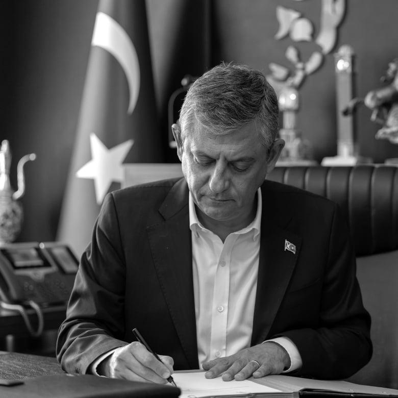Özgür Özel CHP'den istifa etti: YENİ Parti'nin kuruluş evrakını imzaladı