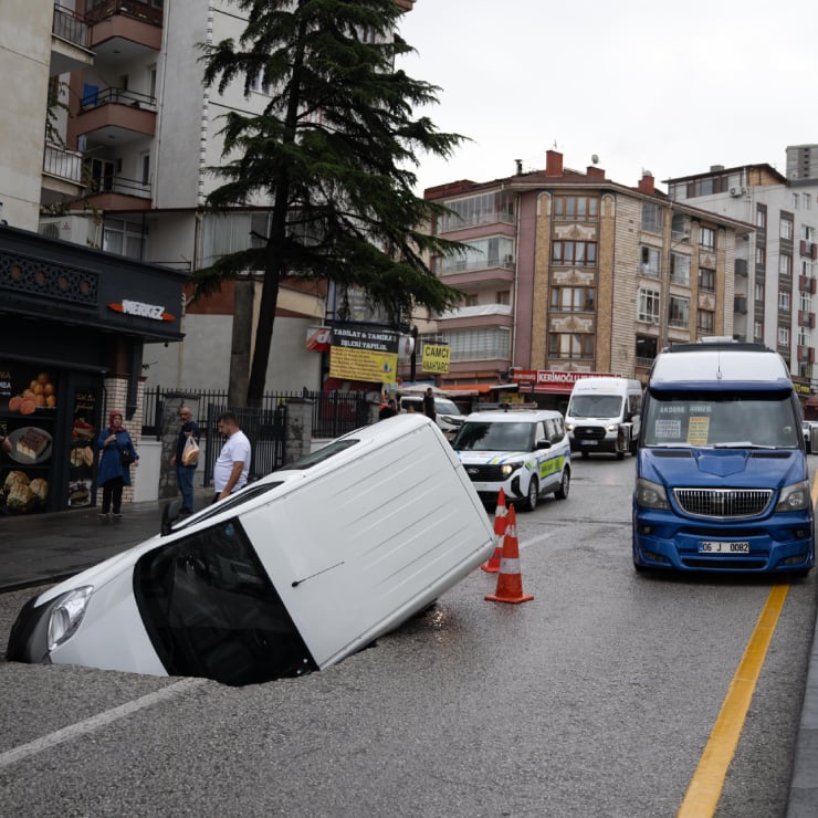 Ankara'da sağanak yağış: Otomobil çöken yola düştü