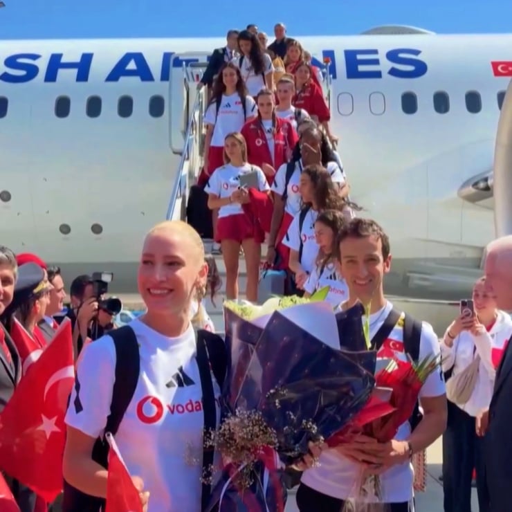 A Milli Kadın Voleybol Takımı törenle karşılandı