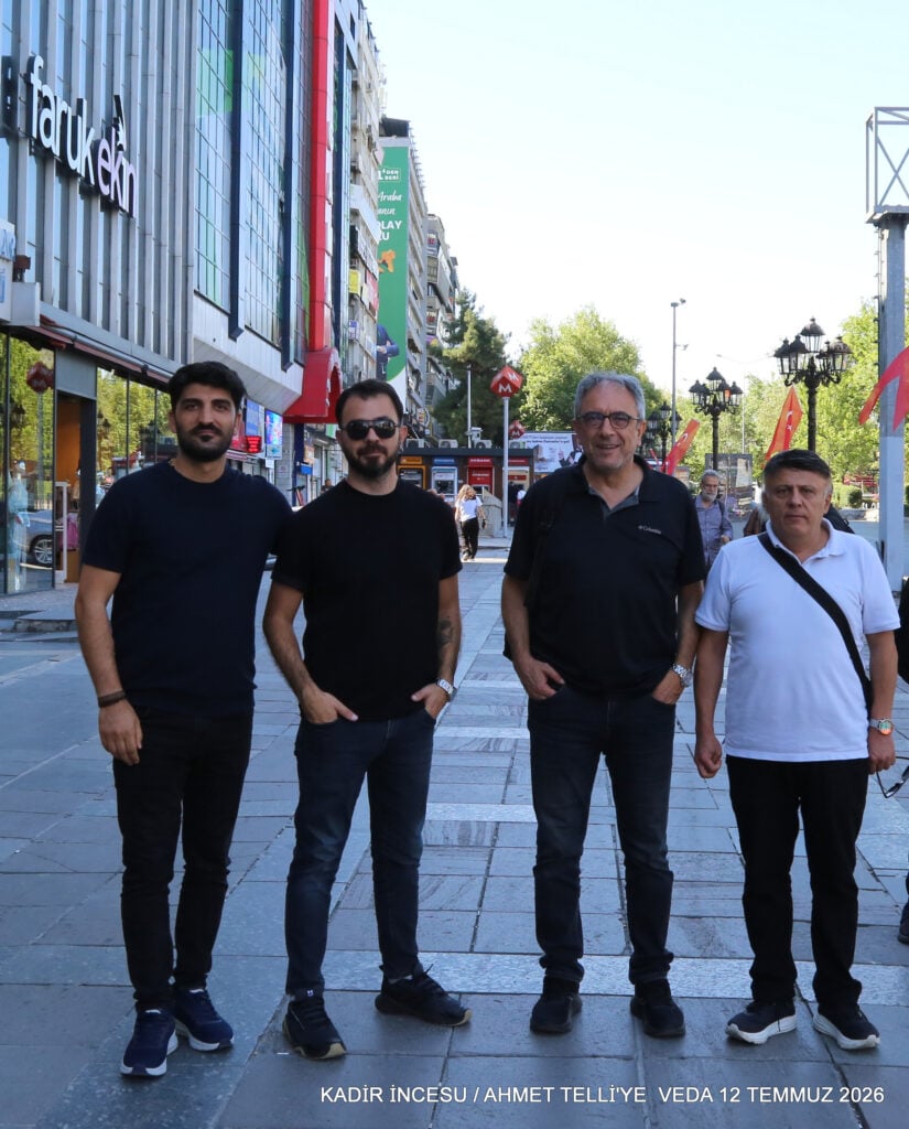 Dört erkek, şehirde yaya yolunda duruyor; arkada mağazalar ve reklâm dekorları var. Alt kısımda 'KADİR İNCE SU / AHMET TELLE'YE VEDA 12 TEMMUZ 2026' yazısı görünüyor.