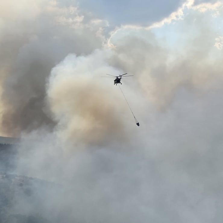 Incendio Forestal En Manisa, Turquía: Bomberos Combaten Las Llamas