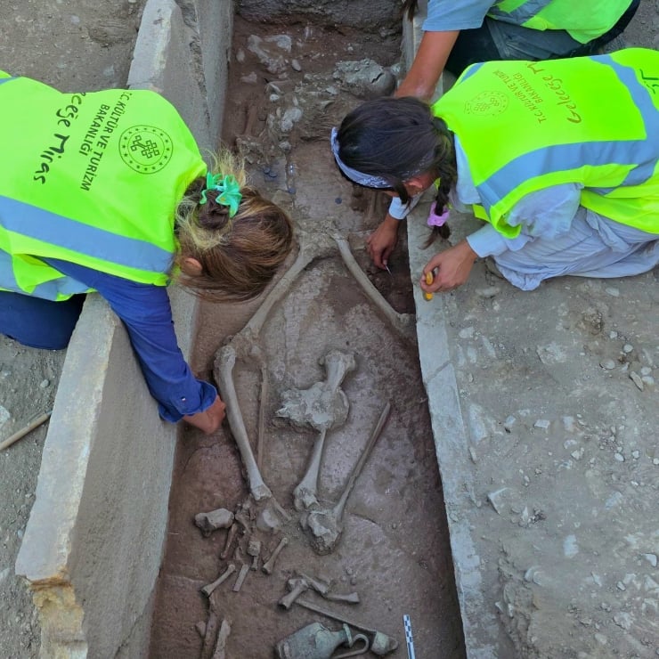 トルコのアスペンドス古代都市で2400年前の墓が発掘される