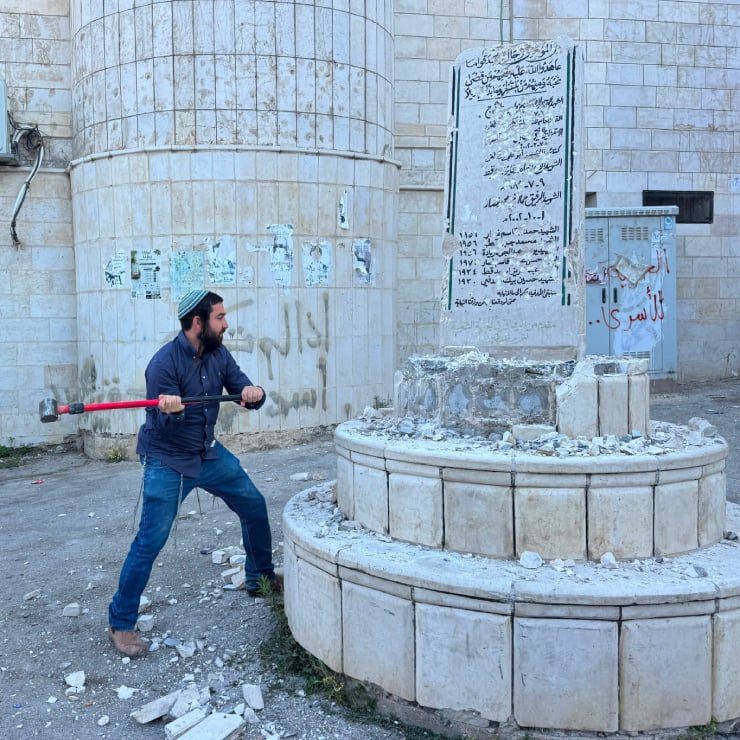 İsrailli vekil, Batı Şeria'da Filistinlilere ait anıtı balyozla parçaladı - Diken